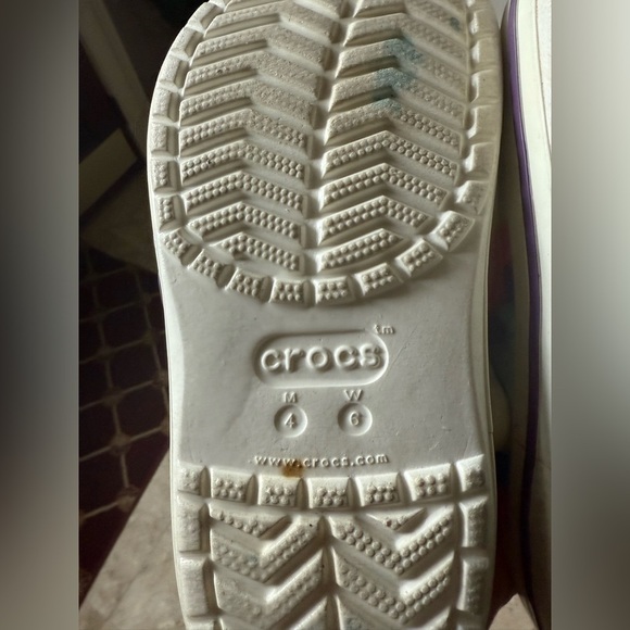Crocs ladies size 6. Very good condition. White with buttons. Men’s 4 - Picture 10 of 12